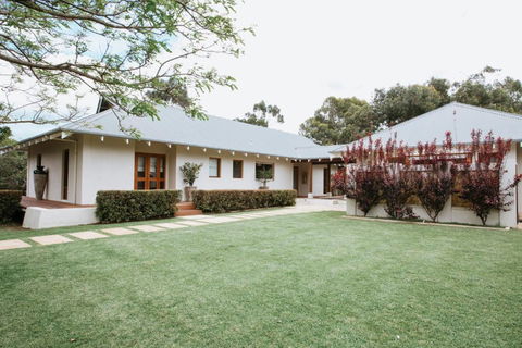 Yallingup Villas - Mackay Tourism 0