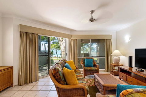 Yasmin At Coral Horizons: Retro Vibes On The Beach - Mackay Tourism 0