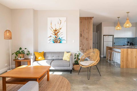 Yellow Door Beach Retreat - Mackay Tourism 0