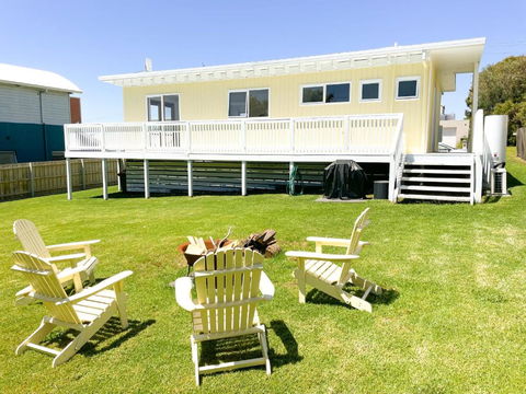 Yellow Mellow Beach Shack - Mackay Tourism 0