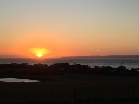 YOLO- Beach-house Views, Near Penguins, Nbn! - Mackay Tourism 3