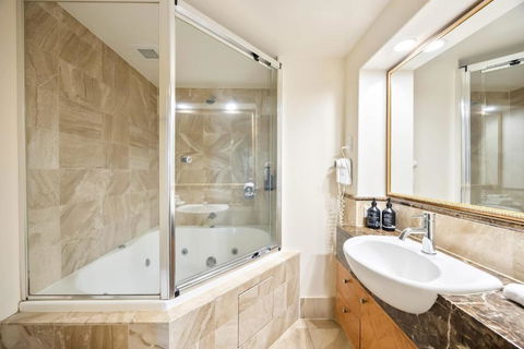 ZANZ205- Exclusive Outdoor Spa With Ocean Glimpses - Mackay Tourism 3