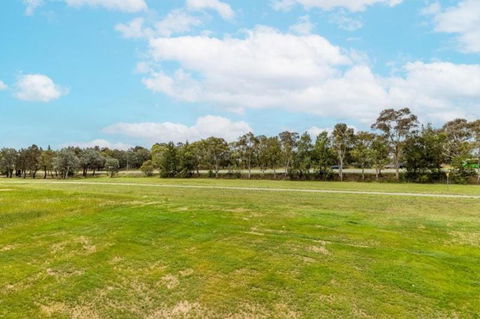 ZMITH Apartment - BROOKE, - Near AIS, GIO Stadium, UC, & Nth - Canberra Hospital - Mackay Tourism 3