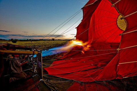 Early Morning Ballooning In Alice Springs - Mackay Tourism 0