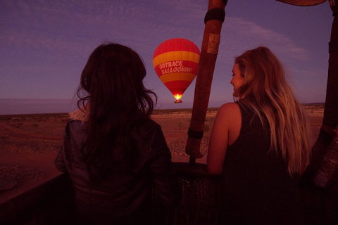 Early Morning Ballooning In Alice Springs - Mackay Tourism 1